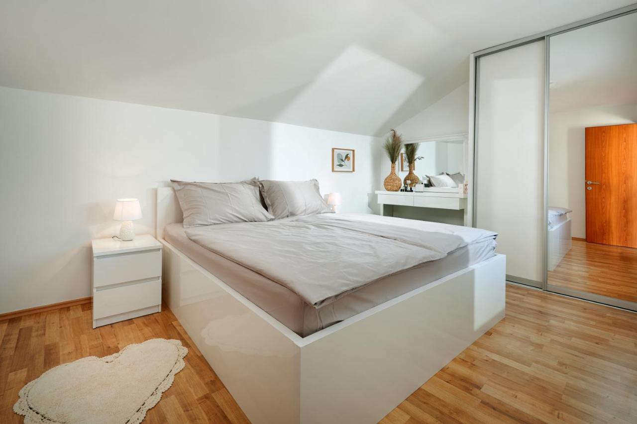 Modern & Spacious Rooftop Apartment With Natual Sunlight Split Buitenkant foto